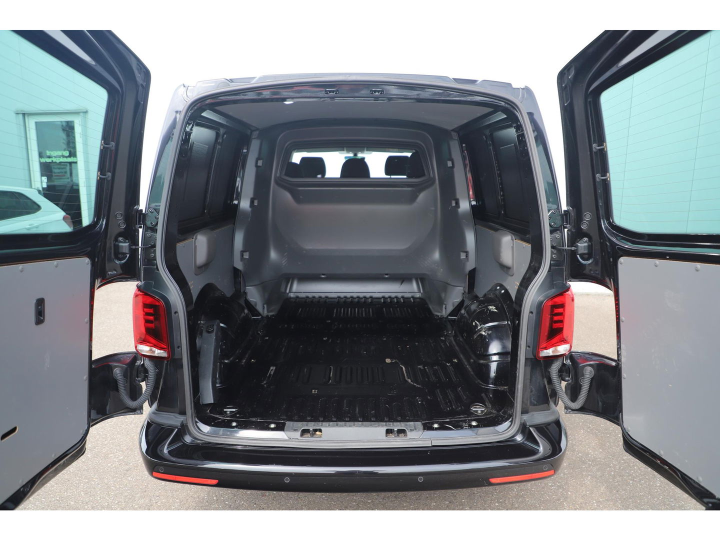Volkswagen Transporter 2.0 TDI L2H1 DC Bulli 204PK DSG Automaat Virtual Cockpit 2X Elektrische Schuifdeur Full LED Navigatie Camera Adaptive Cruise Draadloos Carplay