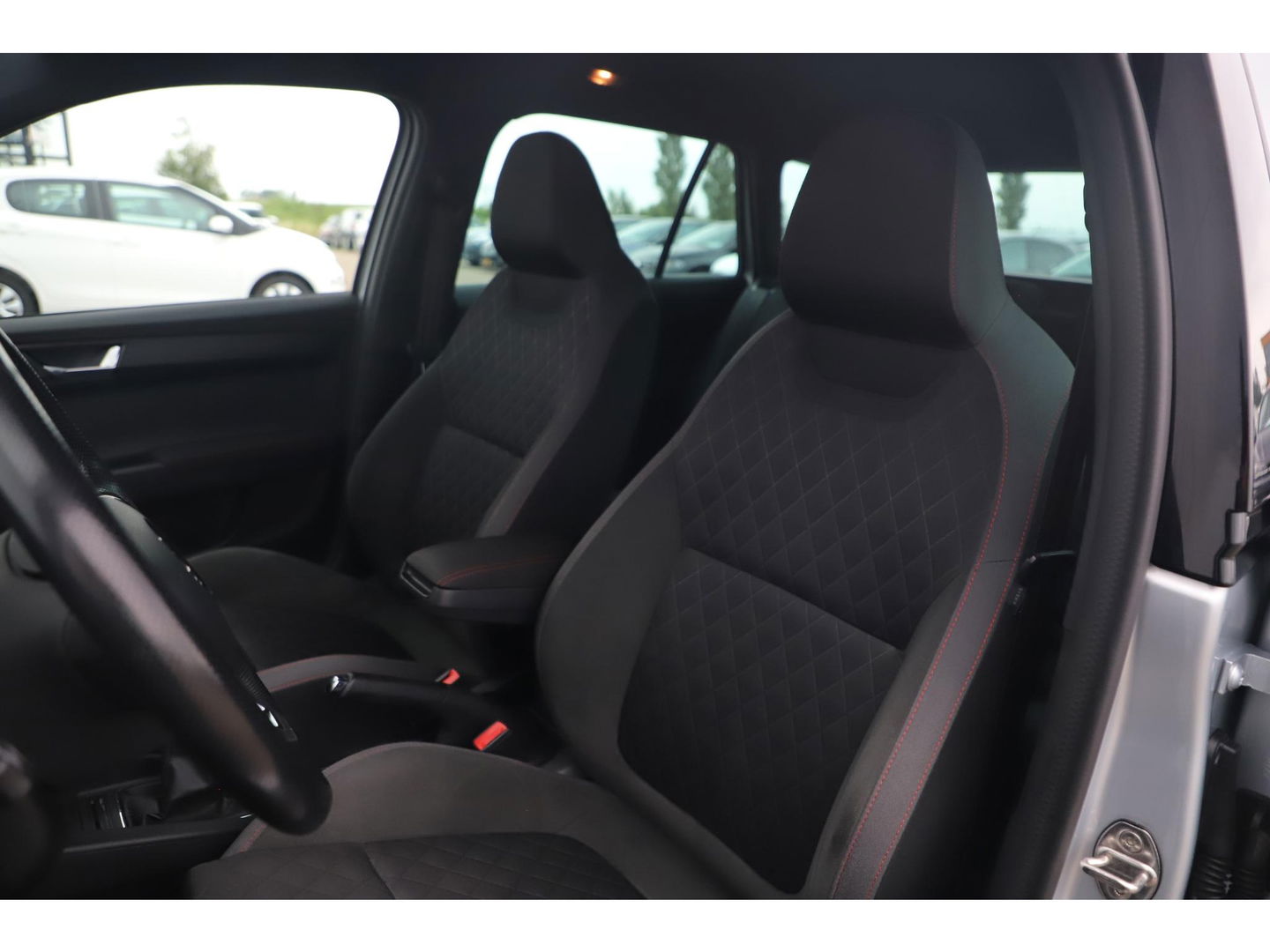 Škoda Fabia Combi 1.0 TSI Sport 95PK RS Stoelen Navigatie Airco Keyless Cruise 16 inch LMV PDC Getint Glas Zwarte Hemel