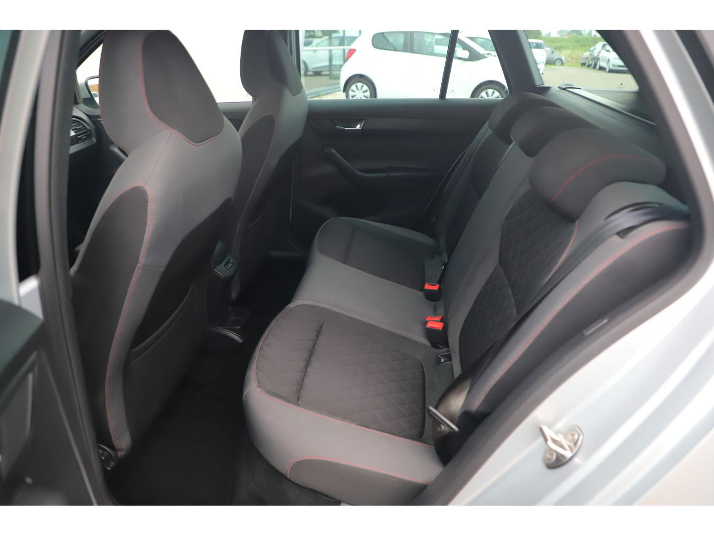 Škoda Fabia Combi 1.0 TSI Sport 95PK RS Stoelen Navigatie Airco Keyless Cruise 16 inch LMV PDC Getint Glas Zwarte Hemel