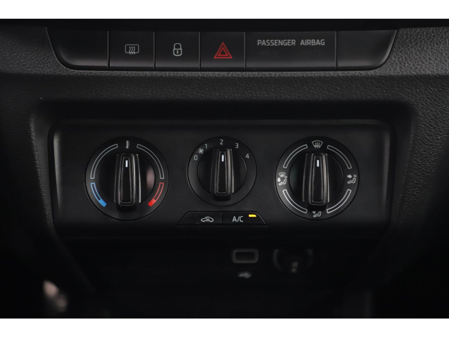 Škoda Fabia Combi 1.0 TSI Sport 95PK RS Stoelen Navigatie Airco Keyless Cruise 16 inch LMV PDC Getint Glas Zwarte Hemel