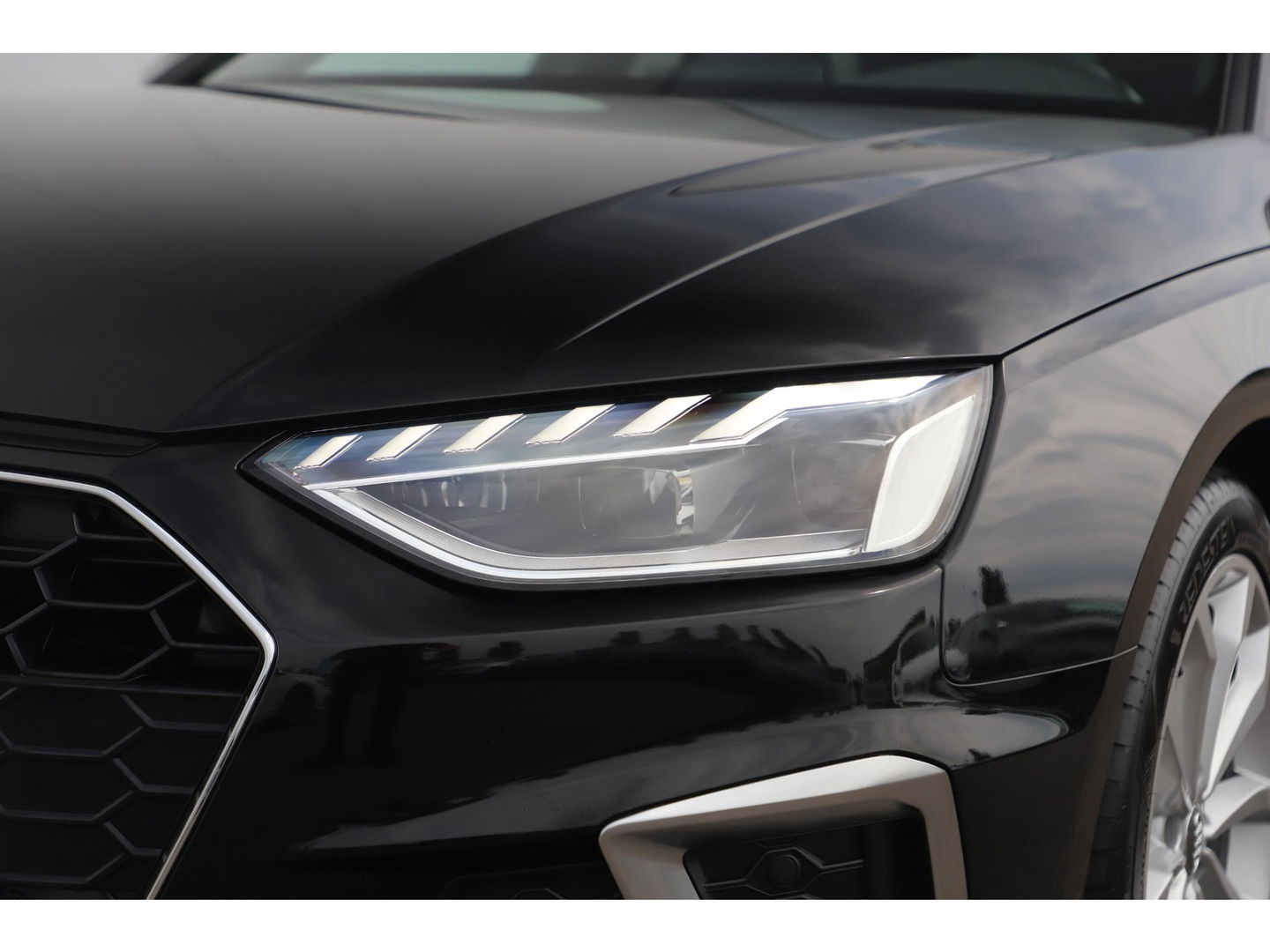 Audi A4 Avant 35 TDI S-Line Sport 164PK Automaat Trekhaak Half Leder Virtual Cockpit Ambianceverlichting Groot Navigatie Draadloos Carplay Android Elektrische Achterklep Clima Cruise PDC 18 inch LMV