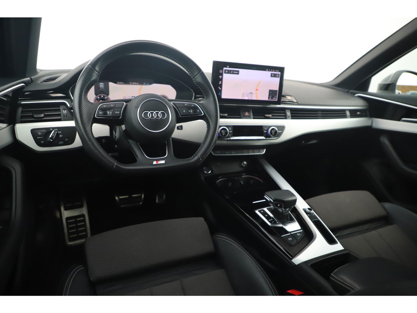Audi A4 Avant 35 TDI S-Line Sport 164PK Automaat Trekhaak Half Leder Virtual Cockpit Ambianceverlichting Groot Navigatie Draadloos Carplay Android Elektrische Achterklep Clima Cruise PDC 18 inch LMV