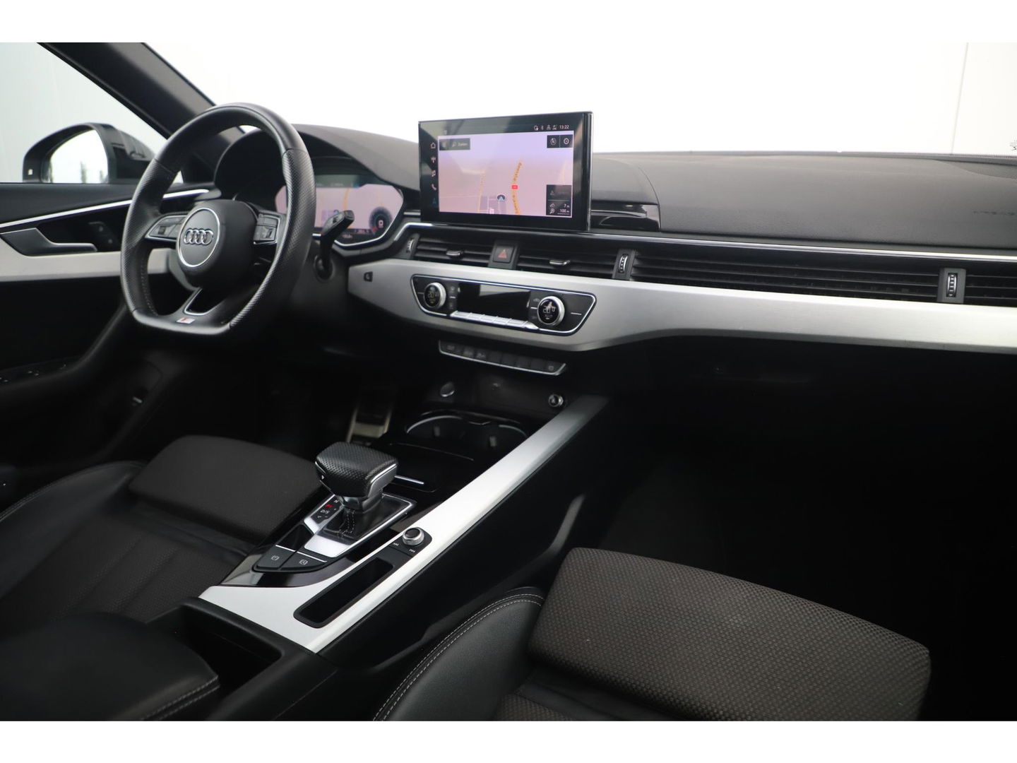 Audi A4 Avant 35 TDI S-Line Sport 164PK Automaat Trekhaak Half Leder Virtual Cockpit Ambianceverlichting Groot Navigatie Draadloos Carplay Android Elektrische Achterklep Clima Cruise PDC 18 inch LMV
