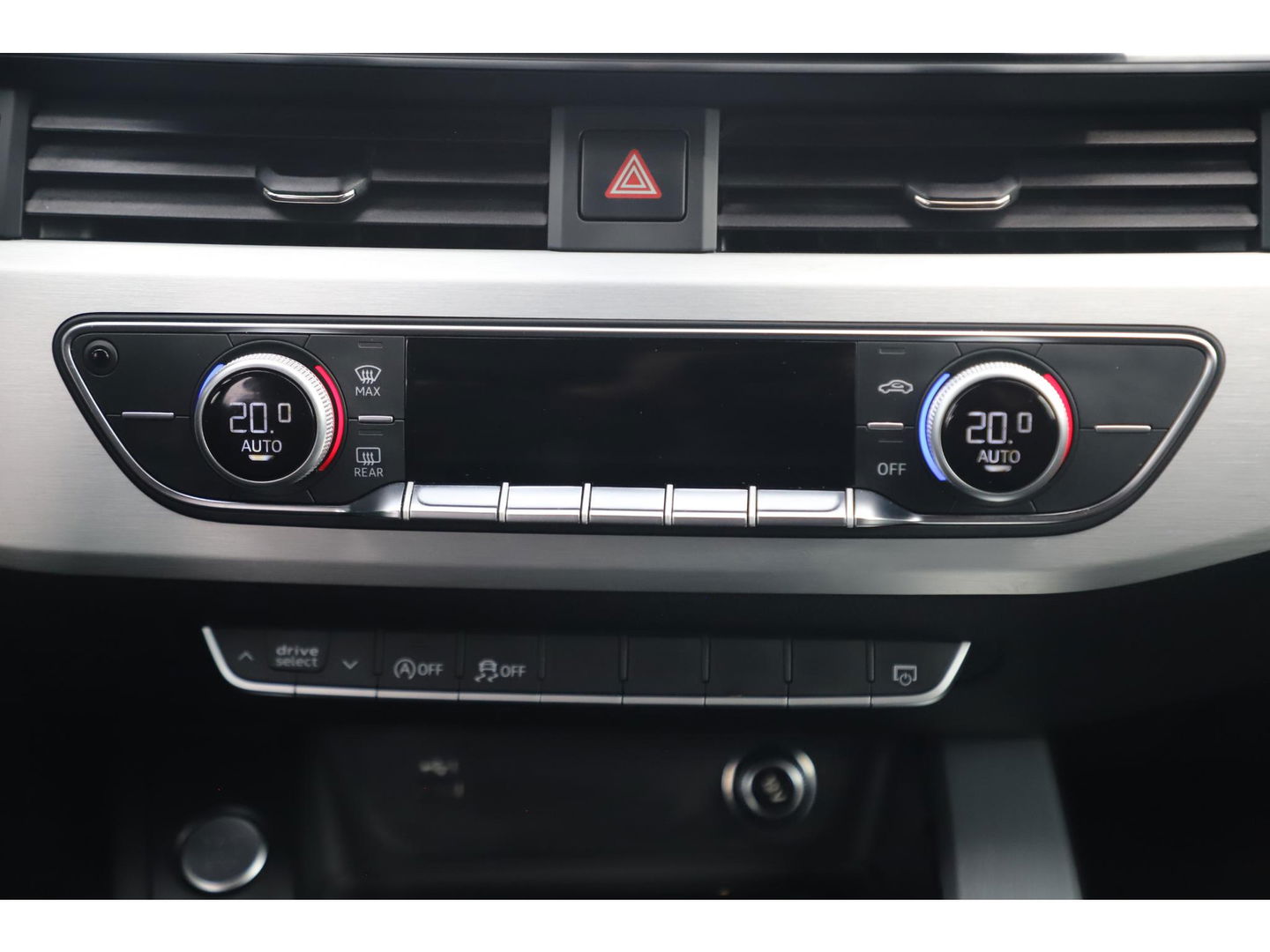 Audi A4 Avant 35 TDI S-Line Sport 164PK Automaat Trekhaak Half Leder Virtual Cockpit Ambianceverlichting Groot Navigatie Draadloos Carplay Android Elektrische Achterklep Clima Cruise PDC 18 inch LMV