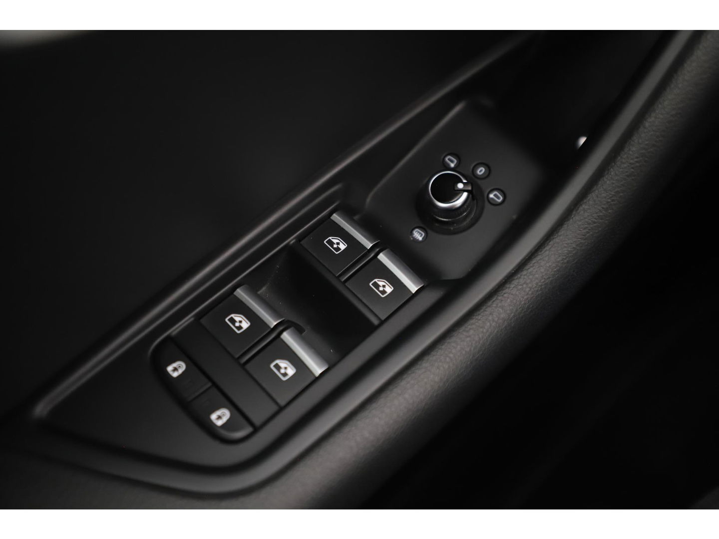 Audi A4 Avant 35 TDI S-Line Sport 164PK Automaat Trekhaak Half Leder Virtual Cockpit Ambianceverlichting Groot Navigatie Draadloos Carplay Android Elektrische Achterklep Clima Cruise PDC 18 inch LMV