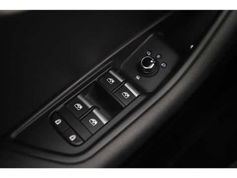 Audi A4 Avant 35 TDI S-Line Sport 164PK Automaat Trekhaak Half Leder Virtual Cockpit Ambianceverlichting Groot Navigatie Draadloos Carplay Android Elektrische Achterklep Clima Cruise PDC 18 inch LMV