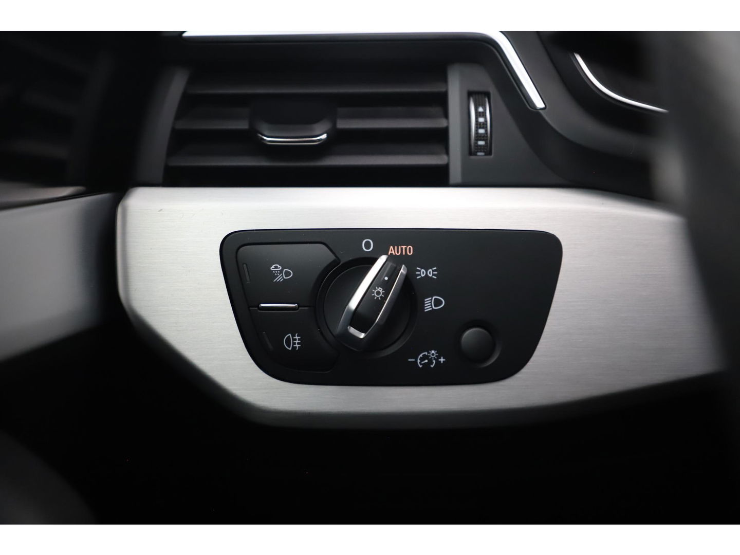 Audi A4 Avant 35 TDI S-Line Sport 164PK Automaat Trekhaak Half Leder Virtual Cockpit Ambianceverlichting Groot Navigatie Draadloos Carplay Android Elektrische Achterklep Clima Cruise PDC 18 inch LMV