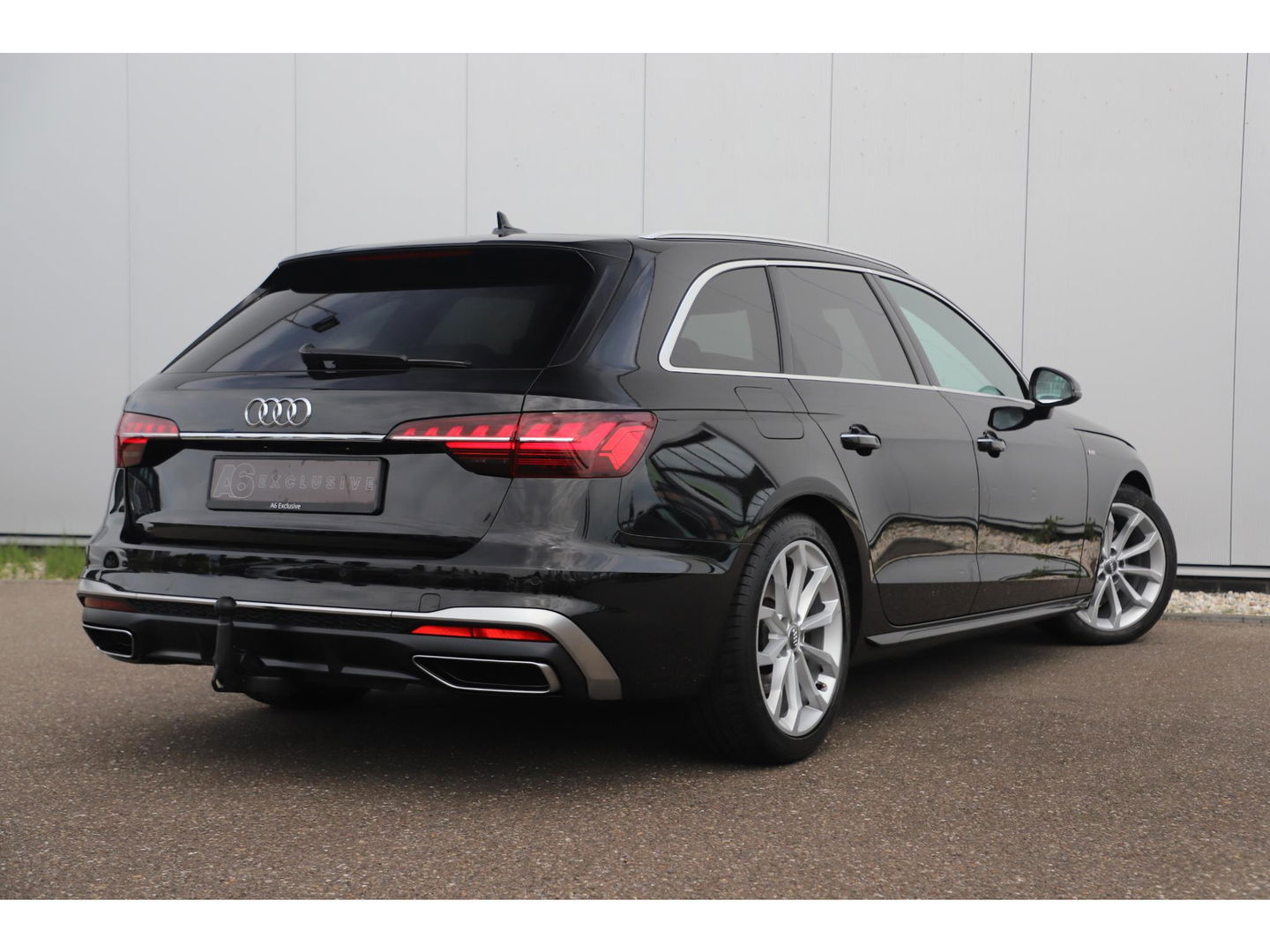 Audi A4 Avant 35 TDI S-Line Sport 164PK Automaat Trekhaak Half Leder Virtual Cockpit Ambianceverlichting Groot Navigatie Draadloos Carplay Android Elektrische Achterklep Clima Cruise PDC 18 inch LMV