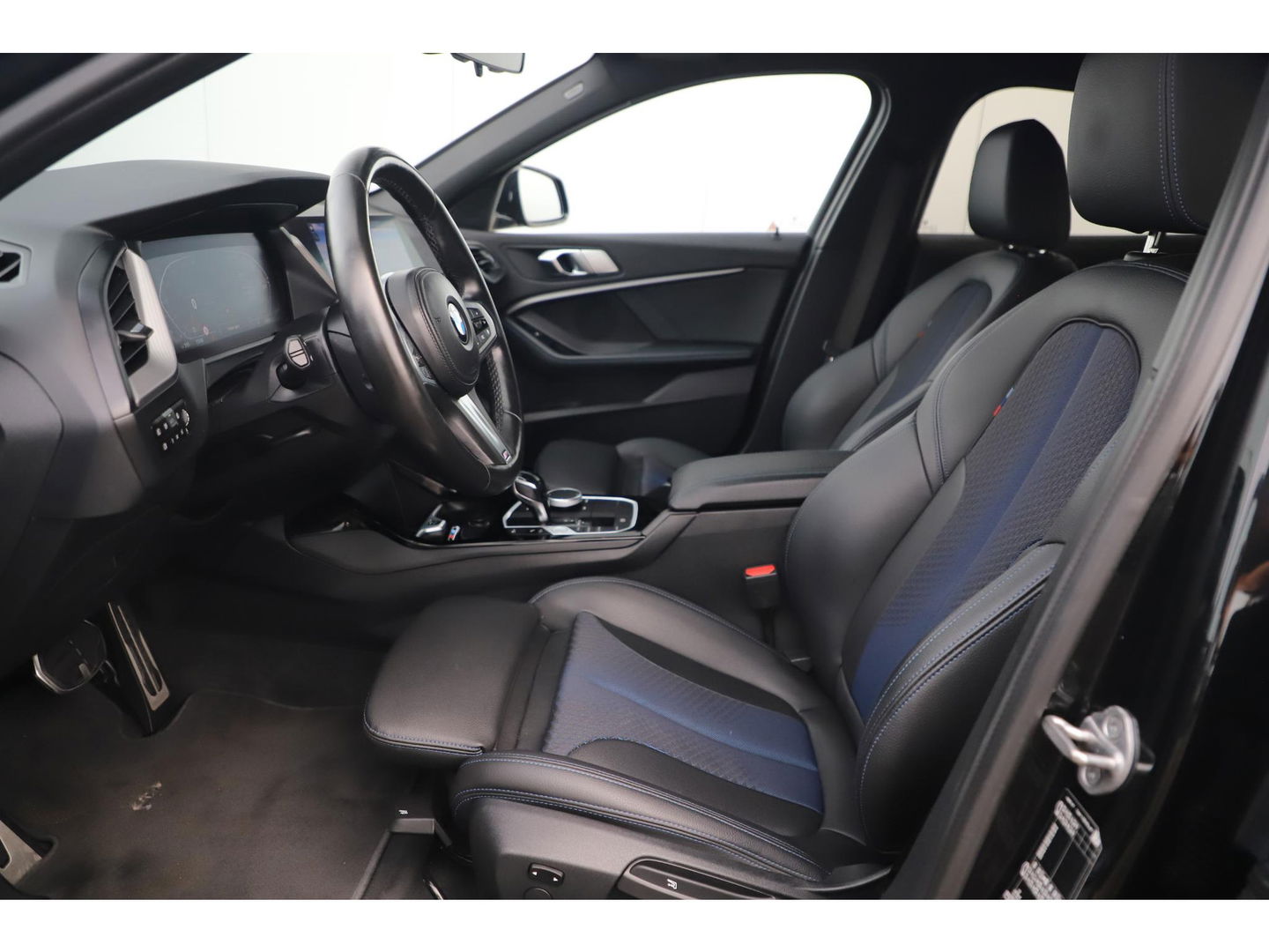 BMW 1-serie 118i Business Edition M Sport Automaat Black Optic Virtual Cockpit Sfeerverlichting Navigatie Carplay Android Sportstoelen Clima Cruise PDC