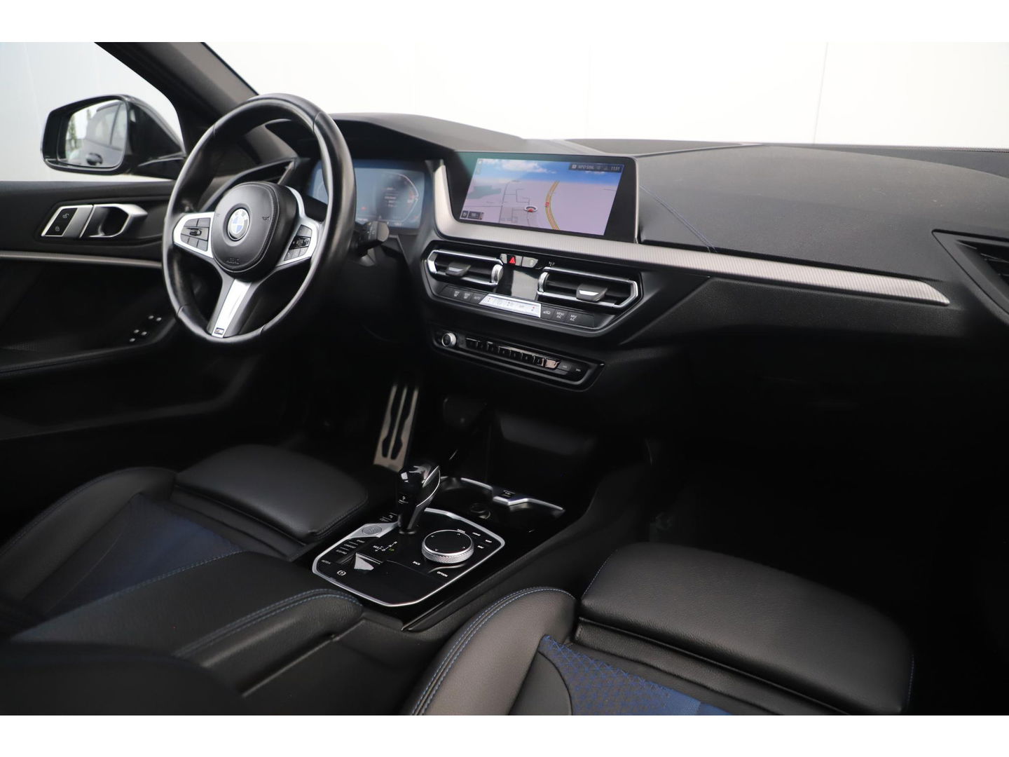 BMW 1-serie 118i Business Edition M Sport Automaat Black Optic Virtual Cockpit Sfeerverlichting Navigatie Carplay Android Sportstoelen Clima Cruise PDC