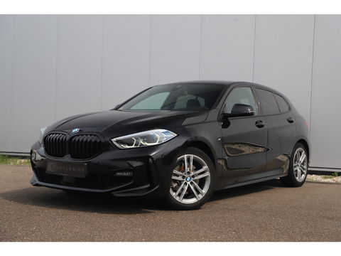 BMW 1-serie 118i Business Edition M Sport Automaat Black Optic Virtual Cockpit Sfeerverlichting Navigatie Carplay Android Sportstoelen Clima Cruise PDC