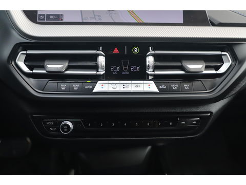 BMW 1-serie 118i Business Edition M Sport Automaat Black Optic Virtual Cockpit Sfeerverlichting Navigatie Carplay Android Sportstoelen Clima Cruise PDC