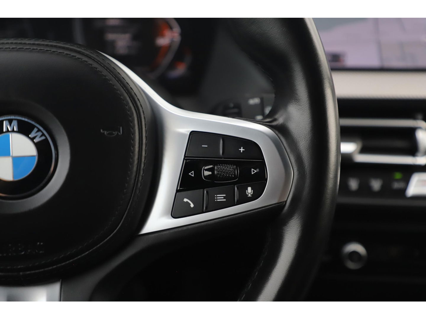 BMW 1-serie 118i Business Edition M Sport Automaat Black Optic Virtual Cockpit Sfeerverlichting Navigatie Carplay Android Sportstoelen Clima Cruise PDC