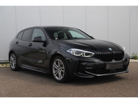 BMW 1-serie 118i Business Edition M Sport Automaat Black Optic Virtual Cockpit Sfeerverlichting Navigatie Carplay Android Sportstoelen Clima Cruise PDC