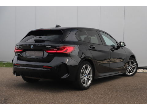 BMW 1-serie 118i Business Edition M Sport Automaat Black Optic Virtual Cockpit Sfeerverlichting Navigatie Carplay Android Sportstoelen Clima Cruise PDC