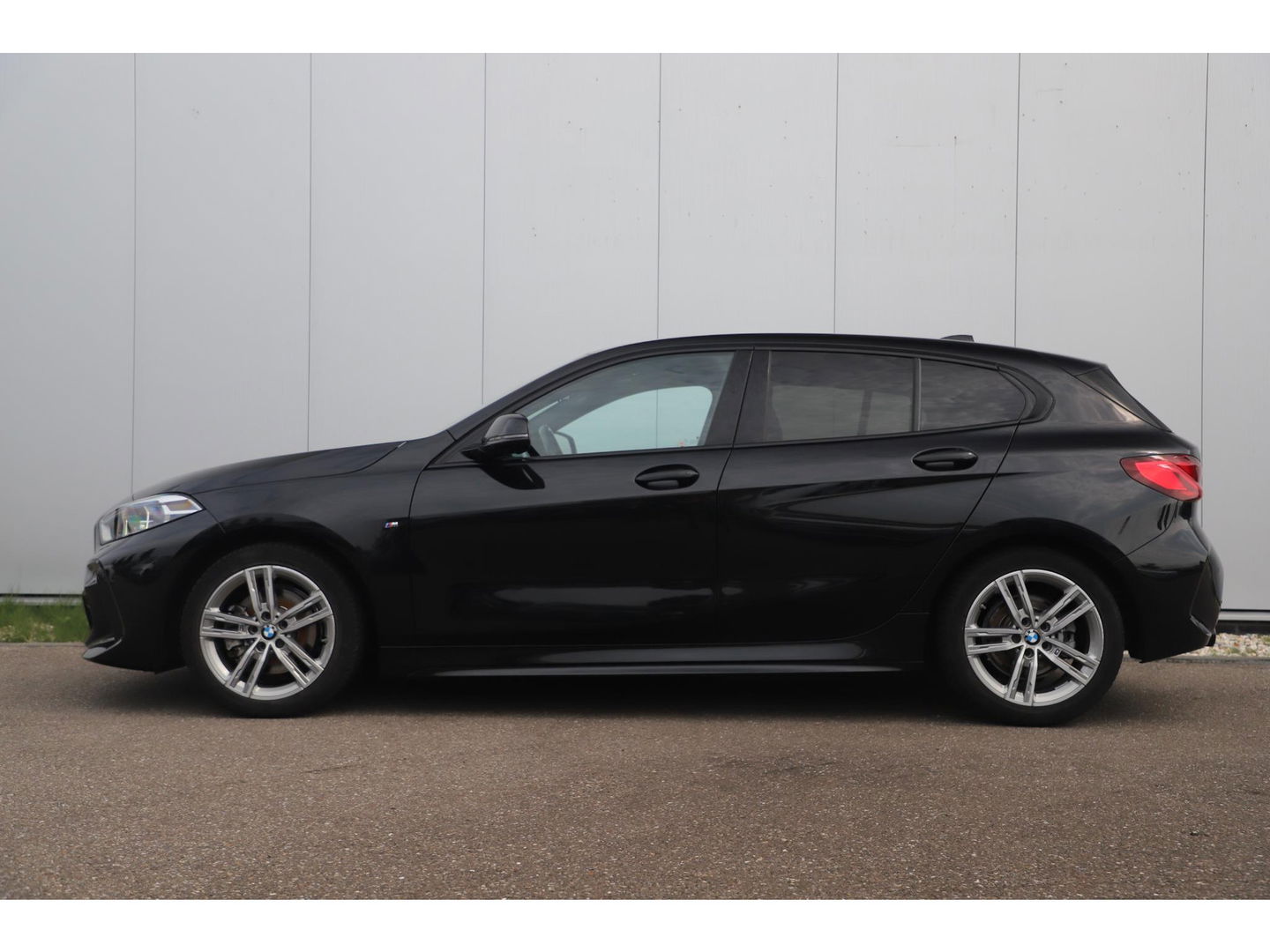 BMW 1-serie 118i Business Edition M Sport Automaat Black Optic Virtual Cockpit Sfeerverlichting Navigatie Carplay Android Sportstoelen Clima Cruise PDC