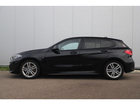 BMW 1-serie 118i Business Edition M Sport Automaat Black Optic Virtual Cockpit Sfeerverlichting Navigatie Carplay Android Sportstoelen Clima Cruise PDC