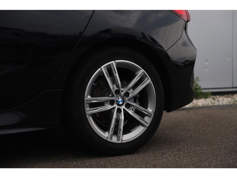 BMW 1-serie 118i Business Edition M Sport Automaat Black Optic Virtual Cockpit Sfeerverlichting Navigatie Carplay Android Sportstoelen Clima Cruise PDC