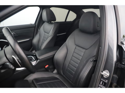 BMW 3 Serie 318i High Executive Edition Automaat Black Optic Schuifdak Full LED Digital Cockpit Vol Lederen Sportstoelen Navigatie Draadloos Carplay Bluetooth Achteruitrijcamera 18 inch M Sport Velgen