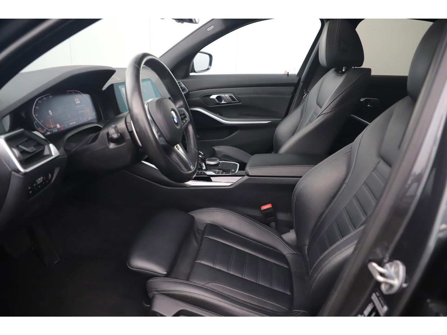 BMW 3 Serie 318i High Executive Edition Automaat Black Optic Schuifdak Full LED Digital Cockpit Vol Lederen Sportstoelen Navigatie Draadloos Carplay Bluetooth Achteruitrijcamera 18 inch M Sport Velgen