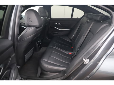 BMW 3 Serie 318i High Executive Edition Automaat Black Optic Schuifdak Full LED Digital Cockpit Vol Lederen Sportstoelen Navigatie Draadloos Carplay Bluetooth Achteruitrijcamera 18 inch M Sport Velgen
