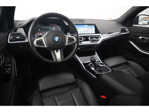 BMW 3 Serie 318i High Executive Edition Automaat Black Optic Schuifdak Full LED Digital Cockpit Vol Lederen Sportstoelen Navigatie Draadloos Carplay Bluetooth Achteruitrijcamera 18 inch M Sport Velgen