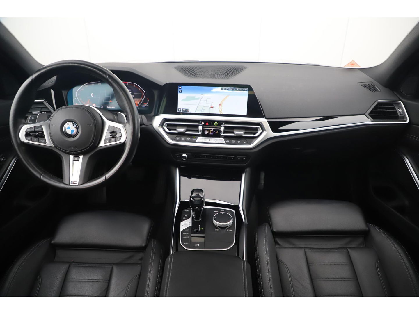 BMW 3 Serie 318i High Executive Edition Automaat Black Optic Schuifdak Full LED Digital Cockpit Vol Lederen Sportstoelen Navigatie Draadloos Carplay Bluetooth Achteruitrijcamera 18 inch M Sport Velgen