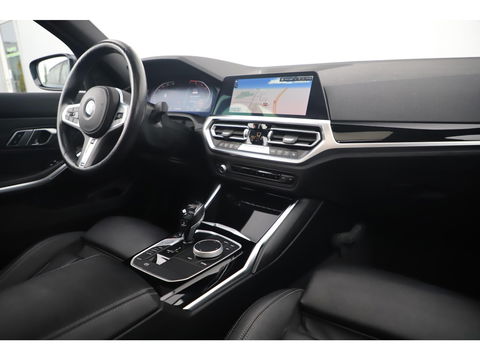 BMW 3 Serie 318i High Executive Edition Automaat Black Optic Schuifdak Full LED Digital Cockpit Vol Lederen Sportstoelen Navigatie Draadloos Carplay Bluetooth Achteruitrijcamera 18 inch M Sport Velgen