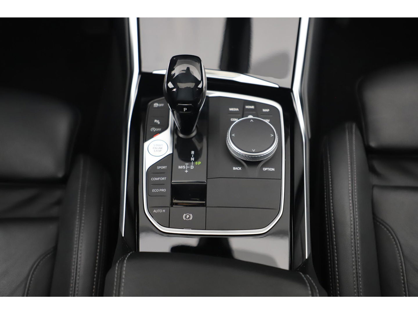 BMW 3 Serie 318i High Executive Edition Automaat Black Optic Schuifdak Full LED Digital Cockpit Vol Lederen Sportstoelen Navigatie Draadloos Carplay Bluetooth Achteruitrijcamera 18 inch M Sport Velgen