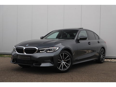 BMW 3 Serie 318i High Executive Edition Automaat Black Optic Schuifdak Full LED Digital Cockpit Vol Lederen Sportstoelen Navigatie Draadloos Carplay Bluetooth Achteruitrijcamera 18 inch M Sport Velgen