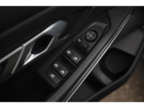 BMW 3 Serie 318i High Executive Edition Automaat Black Optic Schuifdak Full LED Digital Cockpit Vol Lederen Sportstoelen Navigatie Draadloos Carplay Bluetooth Achteruitrijcamera 18 inch M Sport Velgen