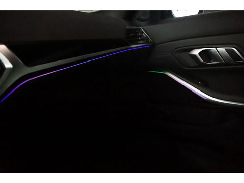 BMW 3 Serie 318i High Executive Edition Automaat Black Optic Schuifdak Full LED Digital Cockpit Vol Lederen Sportstoelen Navigatie Draadloos Carplay Bluetooth Achteruitrijcamera 18 inch M Sport Velgen