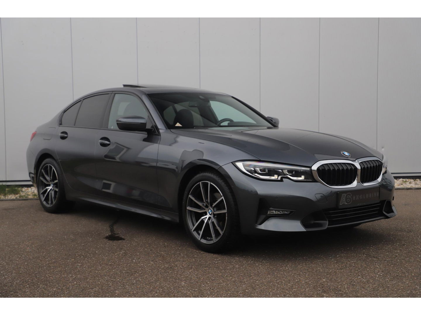 BMW 3 Serie 318i High Executive Edition Automaat Black Optic Schuifdak Full LED Digital Cockpit Vol Lederen Sportstoelen Navigatie Draadloos Carplay Bluetooth Achteruitrijcamera 18 inch M Sport Velgen
