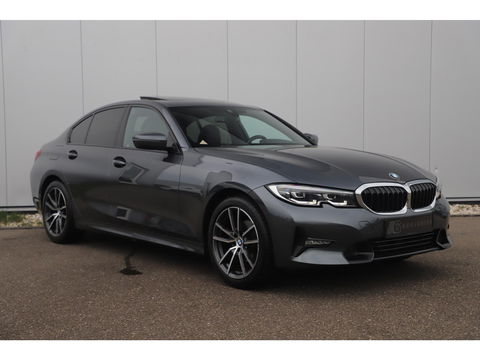BMW 3 Serie 318i High Executive Edition Automaat Black Optic Schuifdak Full LED Digital Cockpit Vol Lederen Sportstoelen Navigatie Draadloos Carplay Bluetooth Achteruitrijcamera 18 inch M Sport Velgen