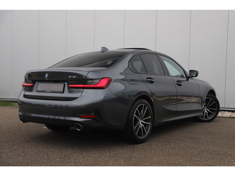 BMW 3 Serie 318i High Executive Edition Automaat Black Optic Schuifdak Full LED Digital Cockpit Vol Lederen Sportstoelen Navigatie Draadloos Carplay Bluetooth Achteruitrijcamera 18 inch M Sport Velgen