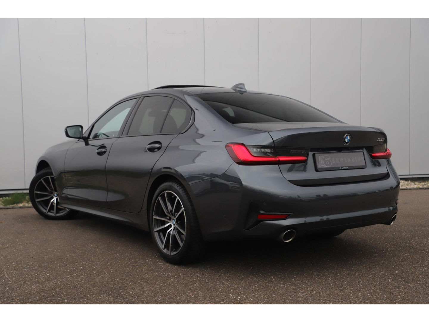 BMW 3 Serie 318i High Executive Edition Automaat Black Optic Schuifdak Full LED Digital Cockpit Vol Lederen Sportstoelen Navigatie Draadloos Carplay Bluetooth Achteruitrijcamera 18 inch M Sport Velgen