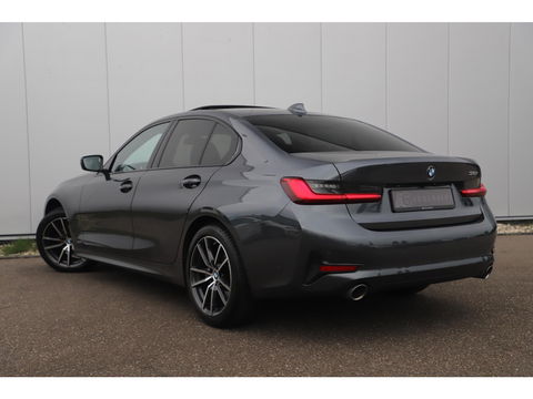 BMW 3 Serie 318i High Executive Edition Automaat Black Optic Schuifdak Full LED Digital Cockpit Vol Lederen Sportstoelen Navigatie Draadloos Carplay Bluetooth Achteruitrijcamera 18 inch M Sport Velgen