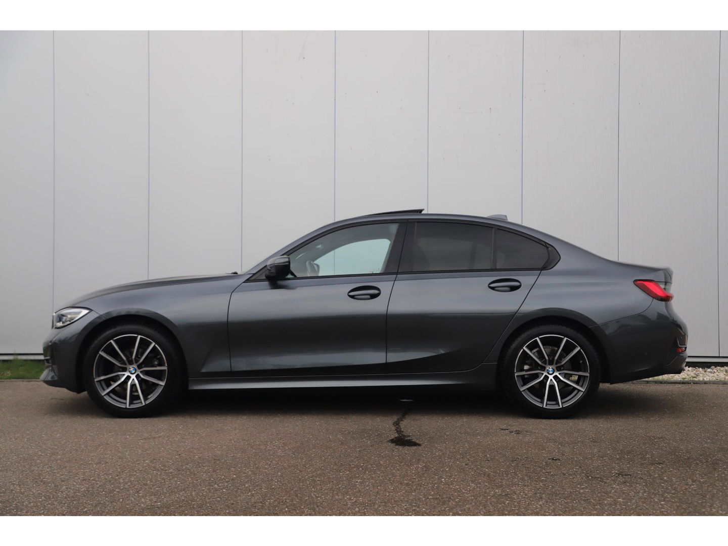 BMW 3 Serie 318i High Executive Edition Automaat Black Optic Schuifdak Full LED Digital Cockpit Vol Lederen Sportstoelen Navigatie Draadloos Carplay Bluetooth Achteruitrijcamera 18 inch M Sport Velgen