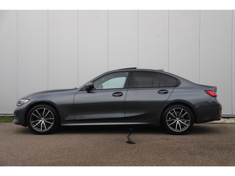 BMW 3 Serie 318i High Executive Edition Automaat Black Optic Schuifdak Full LED Digital Cockpit Vol Lederen Sportstoelen Navigatie Draadloos Carplay Bluetooth Achteruitrijcamera 18 inch M Sport Velgen
