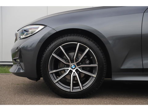BMW 3 Serie 318i High Executive Edition Automaat Black Optic Schuifdak Full LED Digital Cockpit Vol Lederen Sportstoelen Navigatie Draadloos Carplay Bluetooth Achteruitrijcamera 18 inch M Sport Velgen