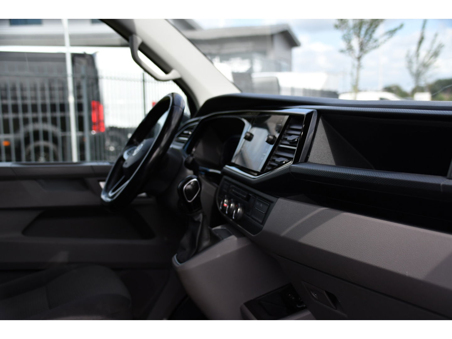 Volkswagen Transporter 2.0 TDI L2H1 32 DC Bulli Virtual, Camera, Carplay, 199PK, LED, NAVI, Sensoren, Mutlimedia, Automaat, Stoelverwarming, Standkachel