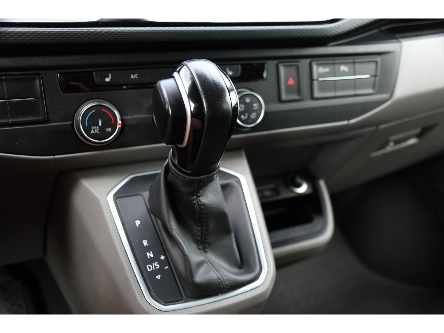 Volkswagen Transporter 2.0 TDI L2H1 32 DC Bulli Virtual, Camera, Carplay, 199PK, LED, NAVI, Sensoren, Mutlimedia, Automaat, Stoelverwarming, Standkachel