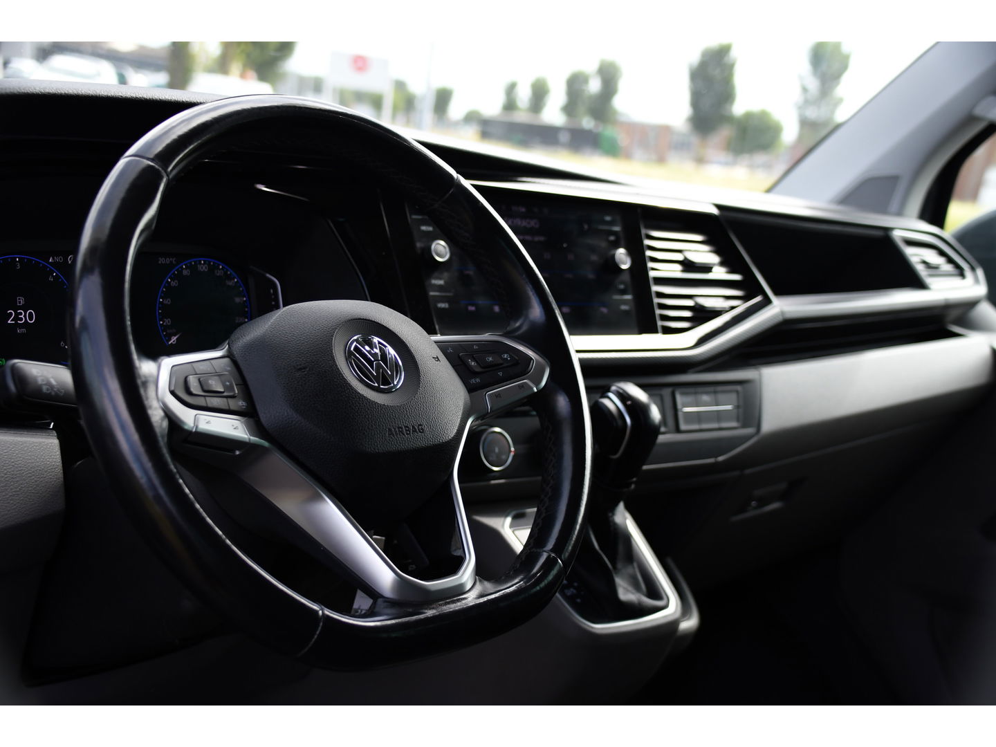 Volkswagen Transporter 2.0 TDI L2H1 32 DC Bulli Virtual, Camera, Carplay, 199PK, LED, NAVI, Sensoren, Mutlimedia, Automaat, Stoelverwarming, Standkachel