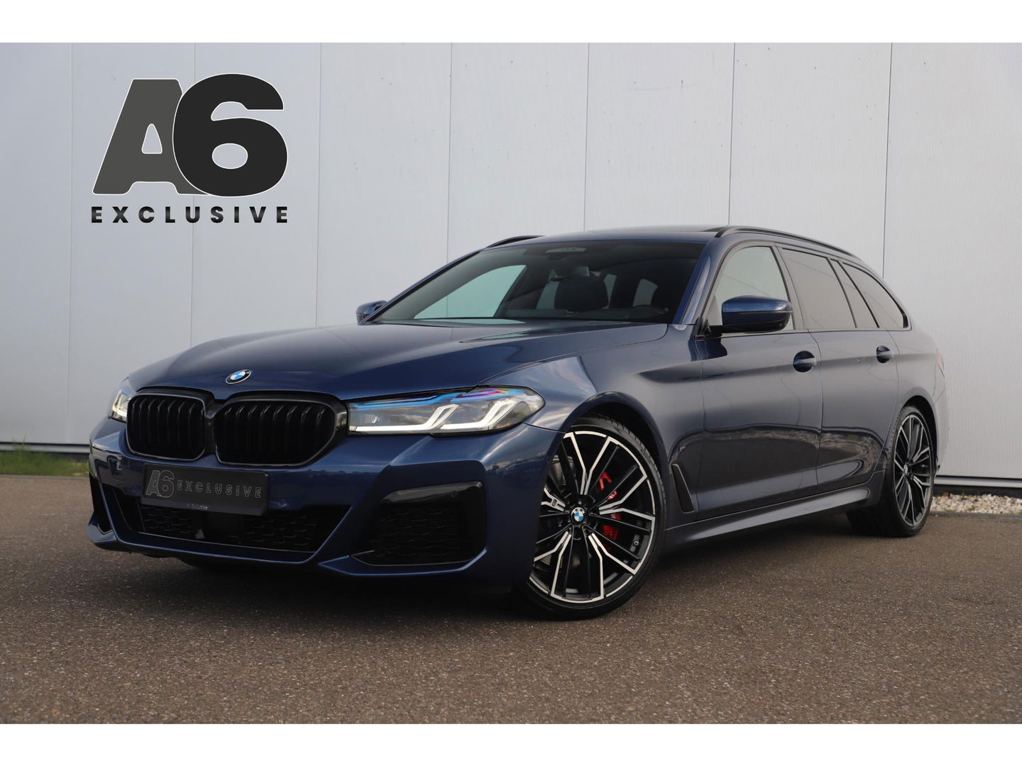 BMW 5 Serie Touring 530i High Executive 252PK M Sport Laser LED Panoramadak Harman Kardon Wegklapbare Trekhaak Nappa Leder Memory Sfeerverlichting Shadow Line 360 Camera