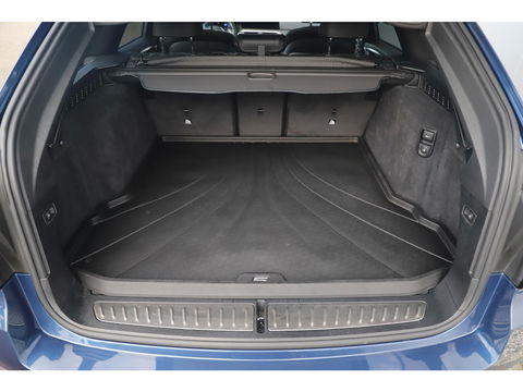 BMW 5 Serie Touring 530i High Executive 252PK M Sport Laser LED Panoramadak Harman Kardon Wegklapbare Trekhaak Nappa Leder Memory Sfeerverlichting Shadow Line 360 Camera