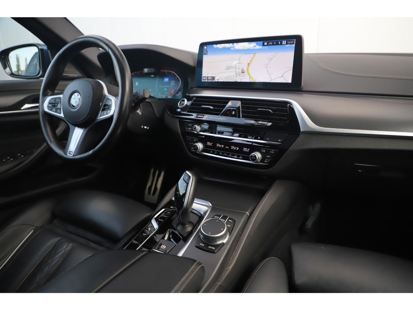 BMW 5 Serie Touring 530i High Executive 252PK M Sport Laser LED Panoramadak Harman Kardon Wegklapbare Trekhaak Nappa Leder Memory Sfeerverlichting Shadow Line 360 Camera