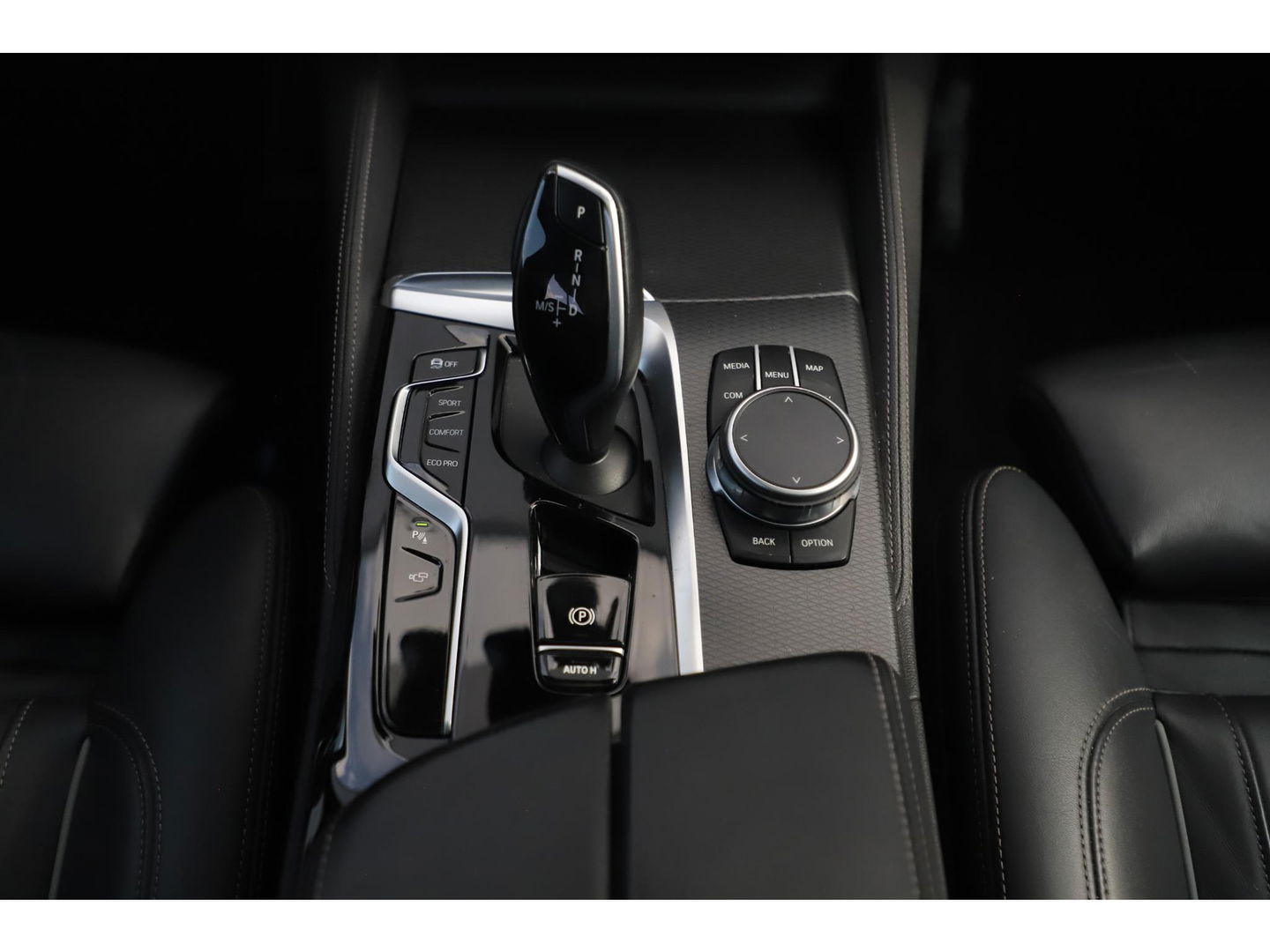 BMW 5 Serie Touring 530i High Executive 252PK M Sport Laser LED Panoramadak Harman Kardon Wegklapbare Trekhaak Nappa Leder Memory Sfeerverlichting Shadow Line 360 Camera