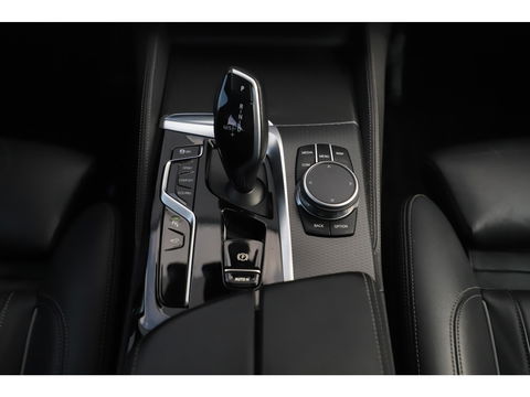 BMW 5 Serie Touring 530i High Executive 252PK M Sport Laser LED Panoramadak Harman Kardon Wegklapbare Trekhaak Nappa Leder Memory Sfeerverlichting Shadow Line 360 Camera