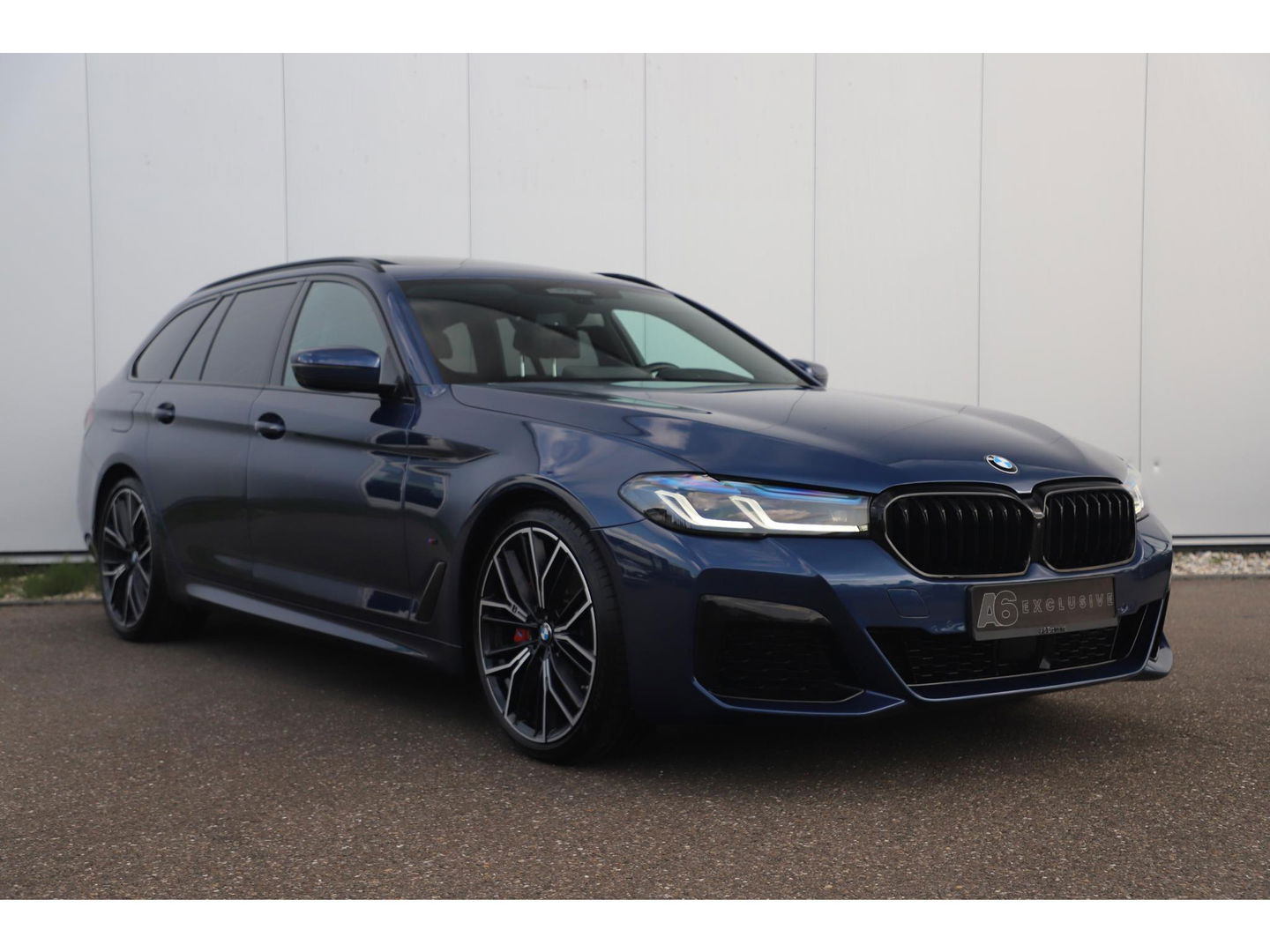BMW 5 Serie Touring 530i High Executive 252PK M Sport Laser LED Panoramadak Harman Kardon Wegklapbare Trekhaak Nappa Leder Memory Sfeerverlichting Shadow Line 360 Camera