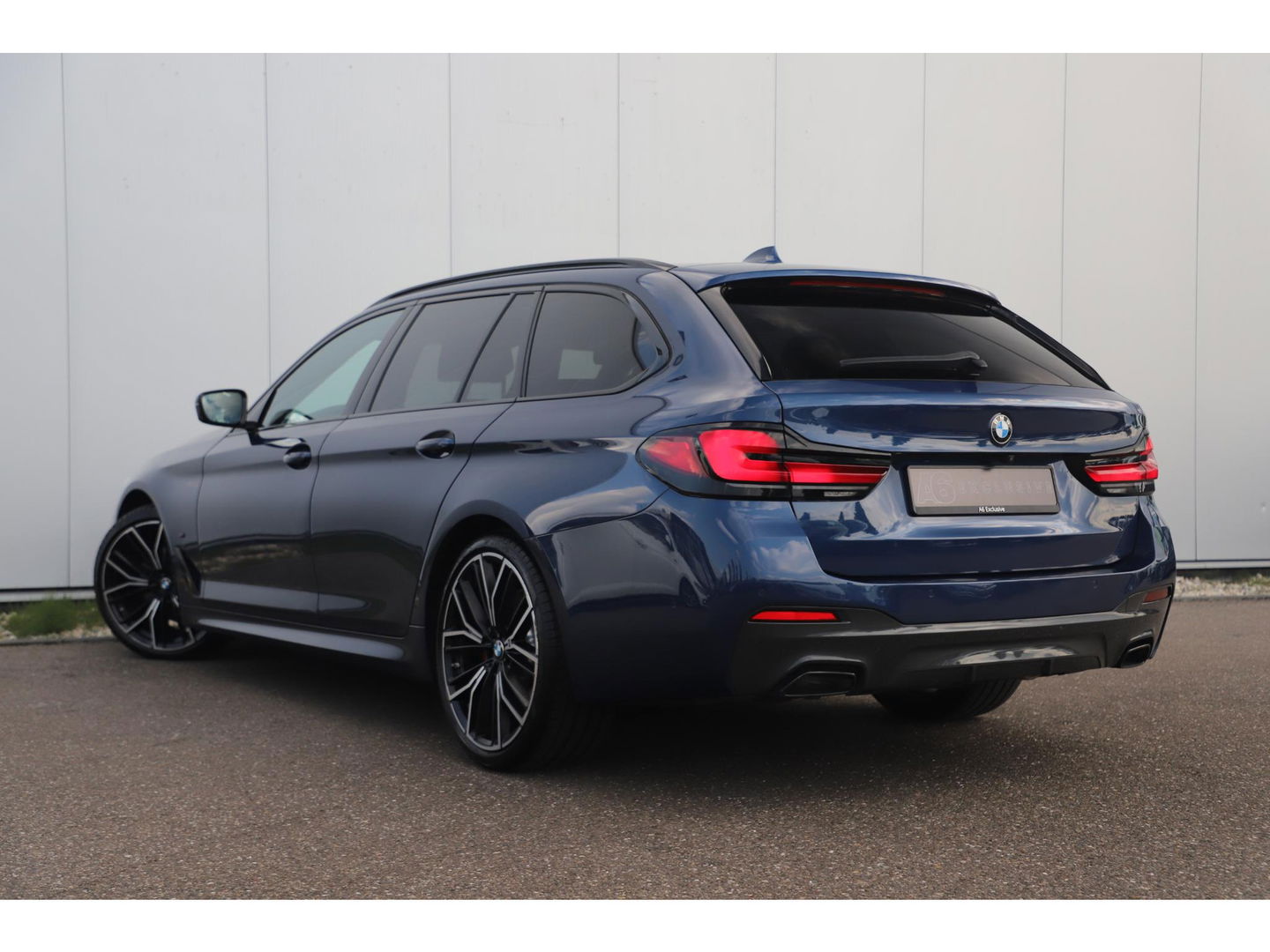 BMW 5 Serie Touring 530i High Executive 252PK M Sport Laser LED Panoramadak Harman Kardon Wegklapbare Trekhaak Nappa Leder Memory Sfeerverlichting Shadow Line 360 Camera